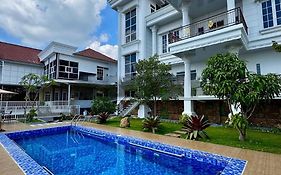 Villa putih 10 kamar